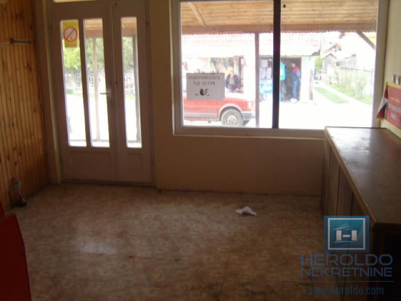 Kuća za renoviranje u Majuru sa pomoćnim objektom do glavnog puta