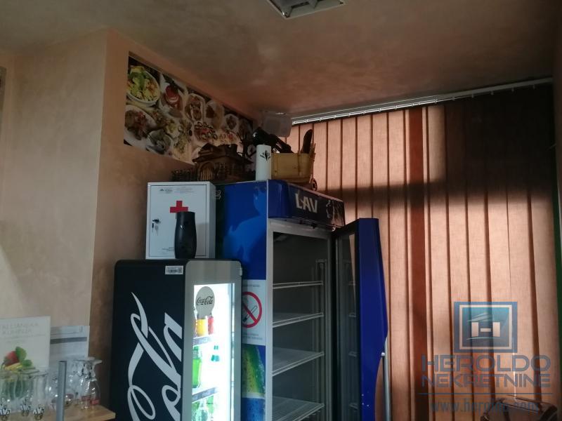 hitna prodaja dva spojena lokala povoljno u centru grada!!!