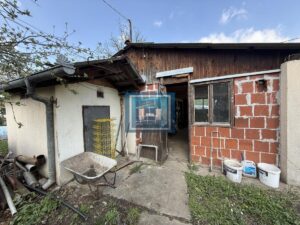 Na prodaju porodična kuća sa pomoćnim objektom – mirna lokacija, odličan potencijal