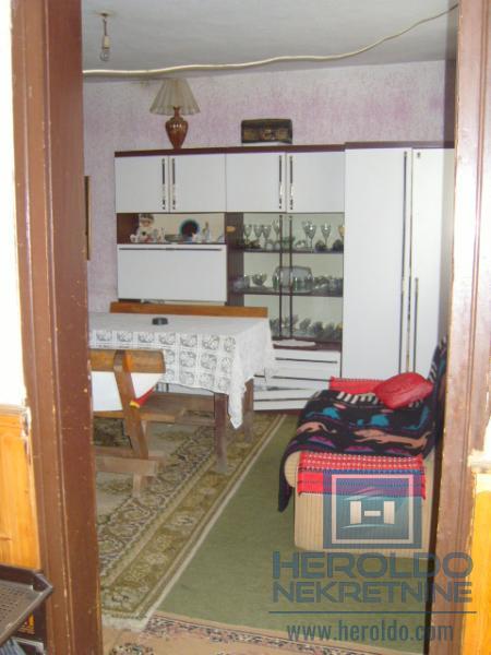 Kuća za renoviranje u Majuru sa pomoćnim objektom do glavnog puta