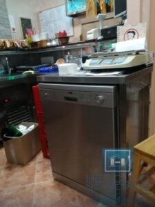 hitna prodaja dva spojena lokala povoljno u centru grada!!!