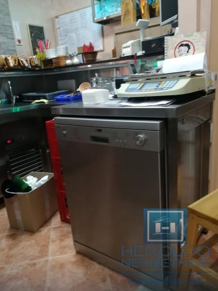 hitna prodaja dva spojena lokala povoljno u centru grada!!!