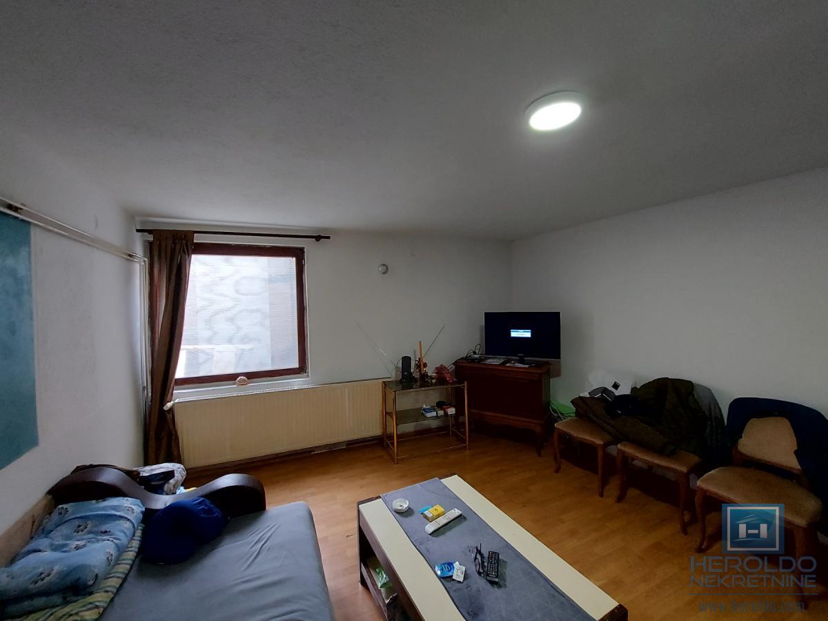 Prostrana kuća za adaptaciju