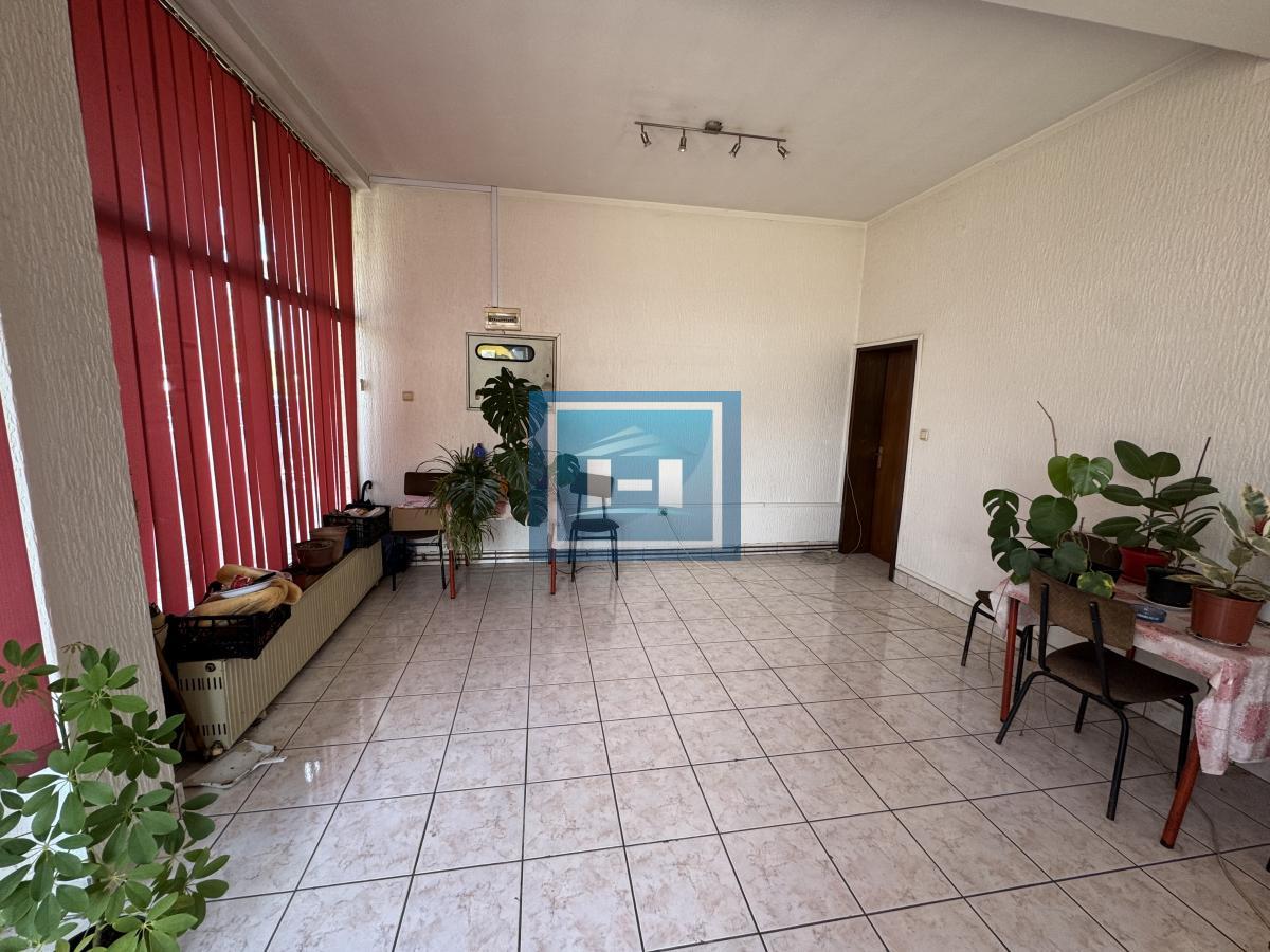 Stambeno poslovni objekat od 885m2 sa 4 lokala