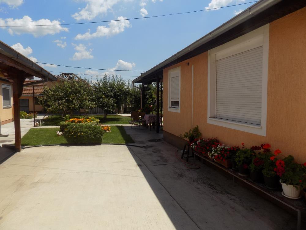 3 kuće u dvoruštu/Kružni tok
