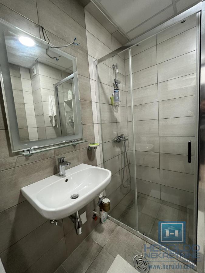 Kompletno opremljen jednoiposoban stan u novoj zgradi