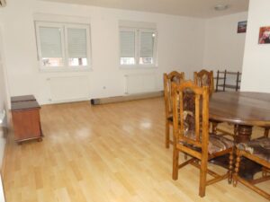 Trosoban stan na prodaju