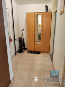 Prostran dvosoban stan na Sarinoj međi