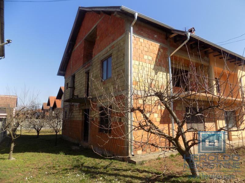 Na prodaju nezavršena kuća