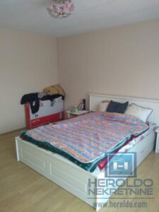 odlicna kuca sa placem u mirnom kraju