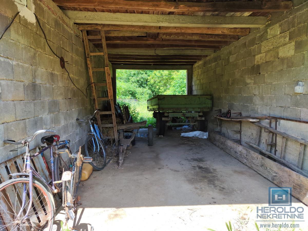 Prelepa parcela od 70 ari sa objektom u selu Lovci
