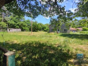 Prelepa parcela od 70 ari sa objektom u selu Lovci