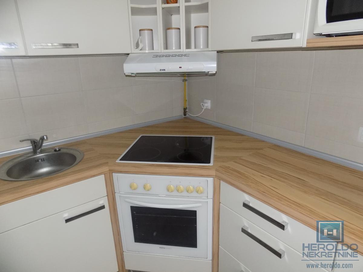 Izdaje se dvosoban potpuno sredjen stan