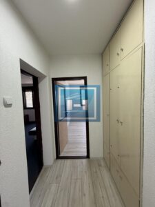 Renoviran stan na mirnoj lokaciji – spreman za useljenje