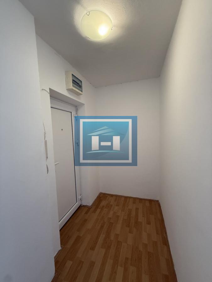 SUPER PONUDA – Dvosoban renoviran stan sa tri terase, Tabane – 170€