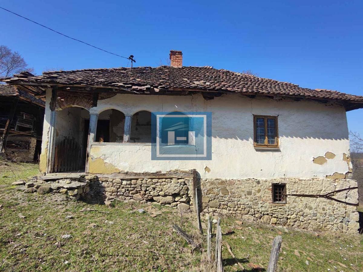 Staro autentično Srpsko ognjište sa 4 hektara zemlje u blizini manastira Kalenić Rekovac