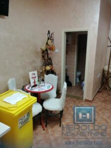 hitna prodaja dva spojena lokala povoljno u centru grada!!!