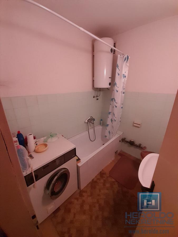 Šarmantan stan sa terasom u naselju Streliste