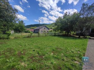 Prelepa parcela od 70 ari sa objektom u selu Lovci