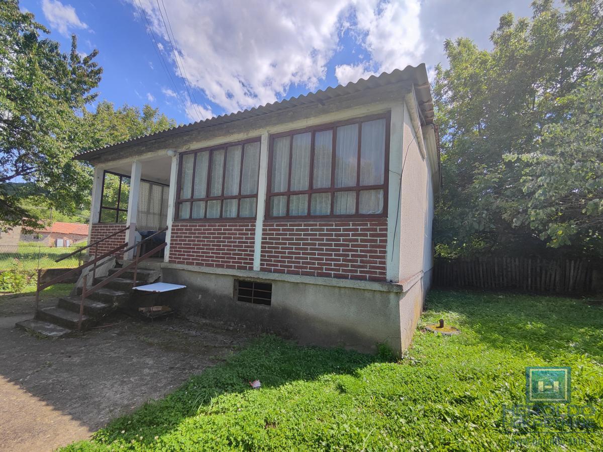 Prelepa parcela od 70 ari sa objektom u selu Lovci