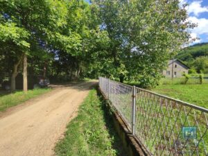 Prelepa parcela od 70 ari sa objektom u selu Lovci