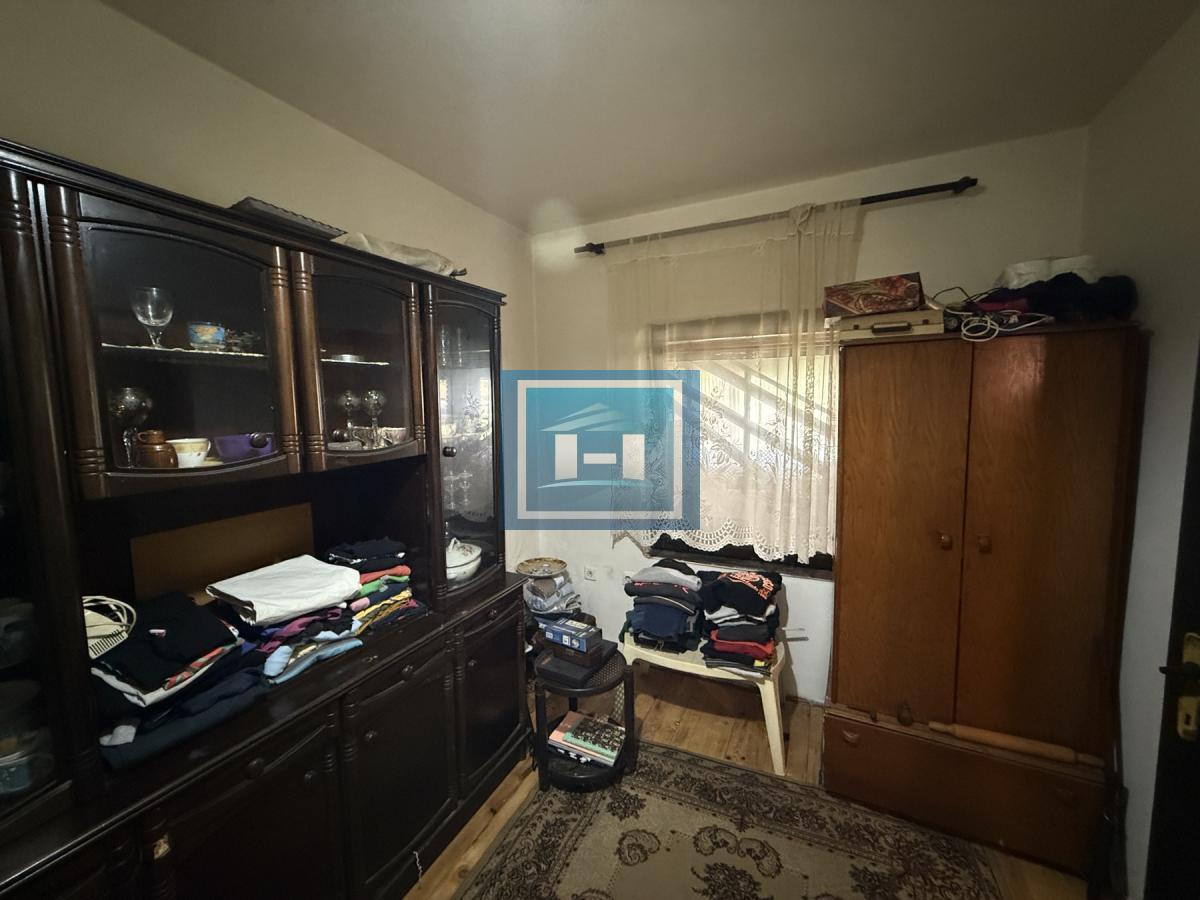 Na prodaju porodična kuća sa pomoćnim objektom – mirna lokacija, odličan potencijal