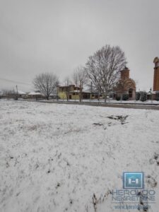 Veliki plac sa objektom u centru Rakitova