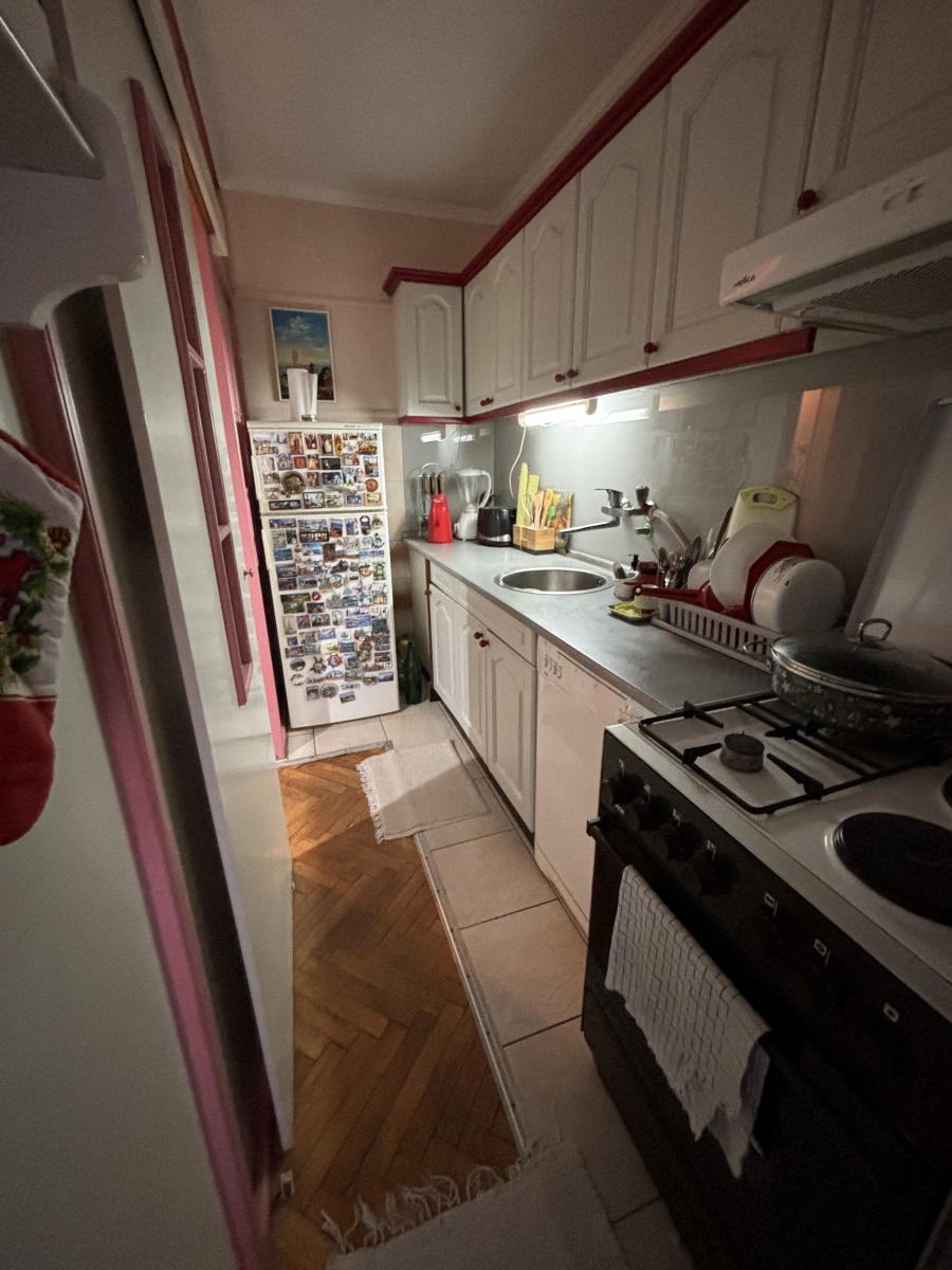 Prostrana porodična kuća sa dva sređena dvorišta i garažom