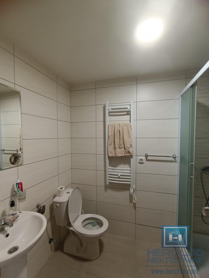 Na prodaju potpuno opremljen apartman na Zlatiboru