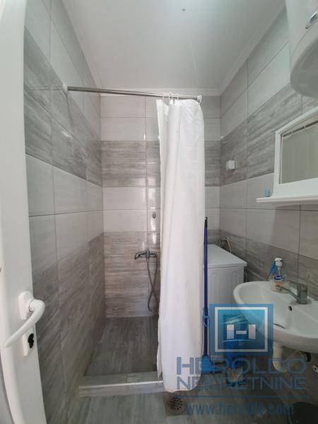 Dvoiposoban stan u prostranom dvorištu