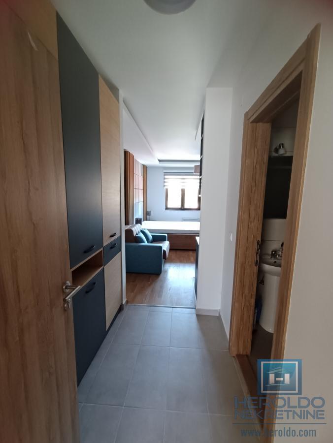 Na prodaju potpuno opremljen apartman na Zlatiboru