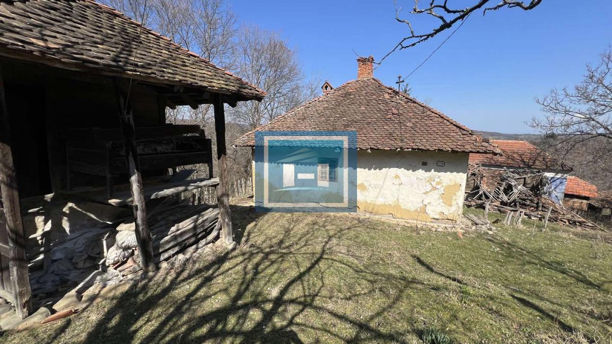 Staro autentično Srpsko ognjište sa 4 hektara zemlje u blizini manastira Kalenić Rekovac