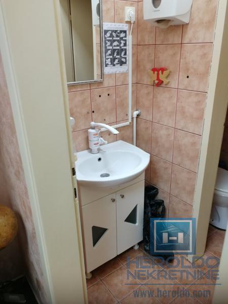 hitna prodaja dva spojena lokala povoljno u centru grada!!!