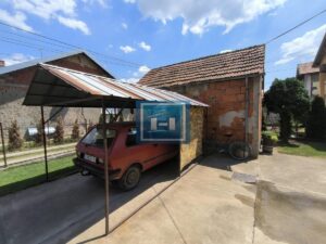 Kompletno imanje sa dve kuće, voćnjakom i pomoćnim objektima – sve na jednom mestu!