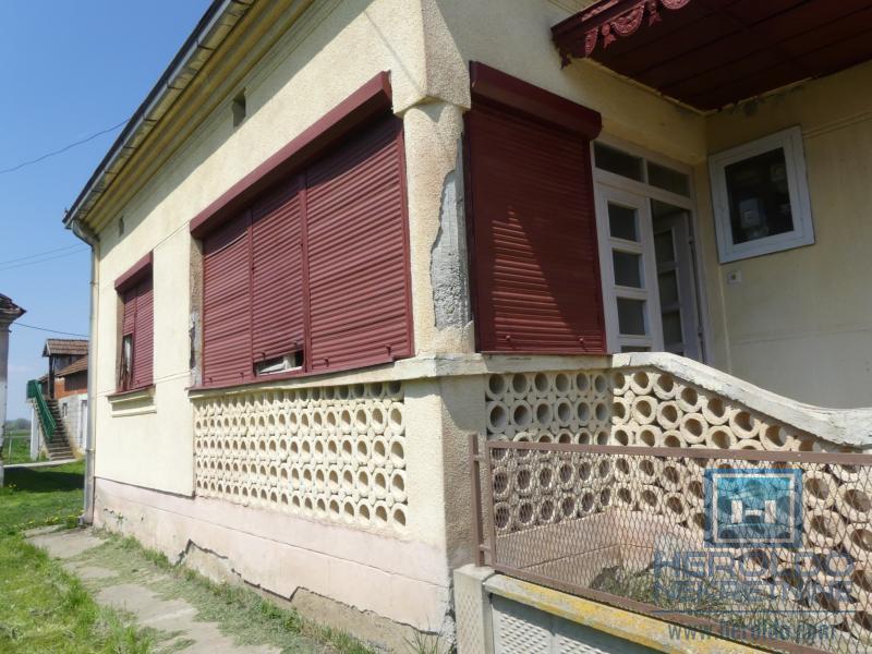 Kuća sa pomoćnim objektima