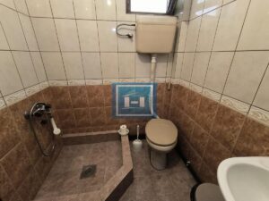 Kompletno imanje sa dve kuće, voćnjakom i pomoćnim objektima – sve na jednom mestu!