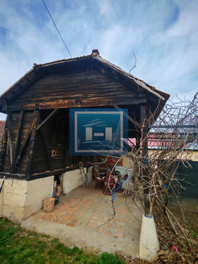 Kuća sa poslovnim prostorom na glavnom putu