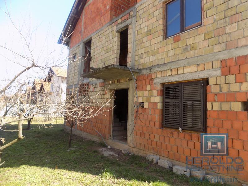 Na prodaju nezavršena kuća