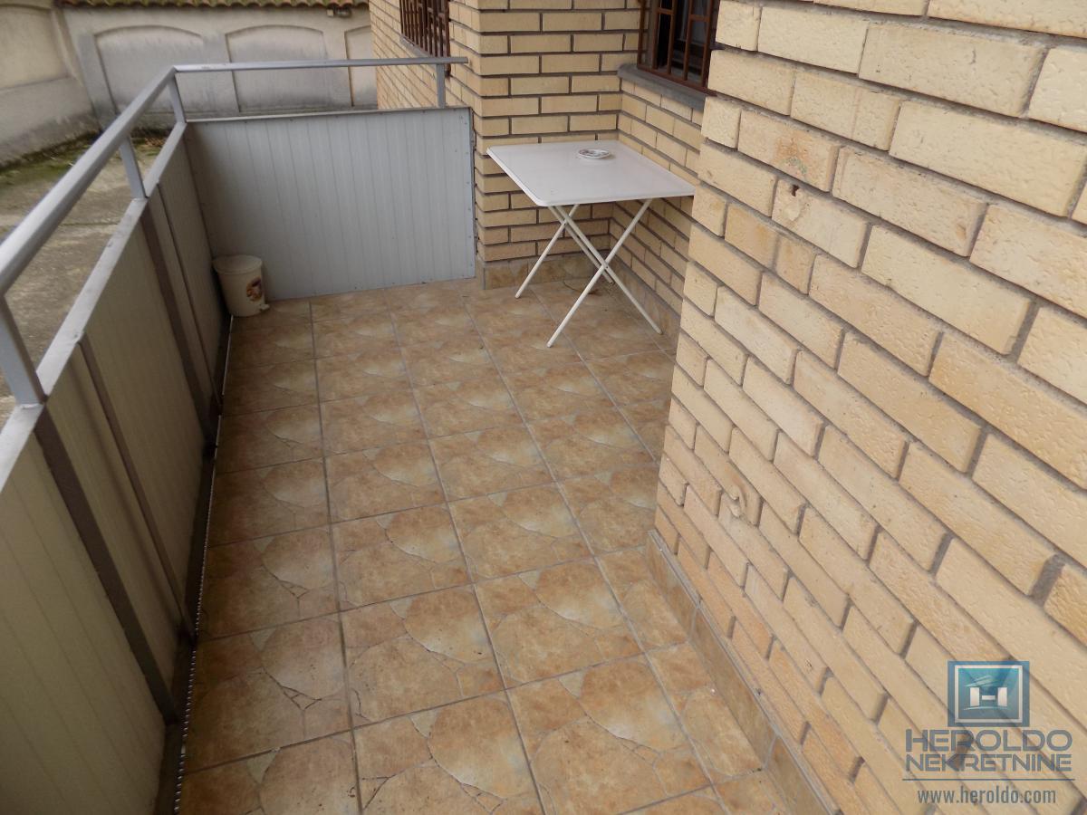 Izdaje se dvosoban potpuno sredjen stan