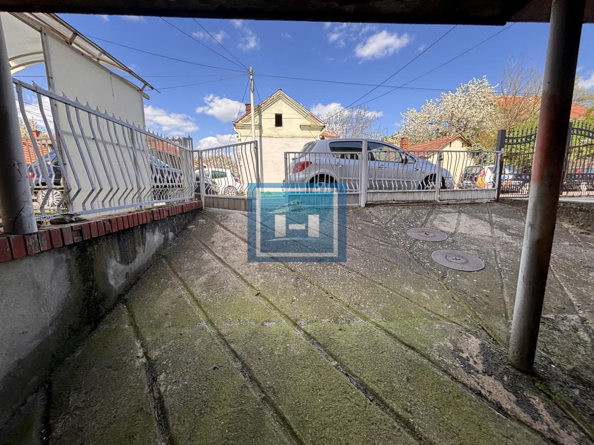 Kuća za više članova ili dve porodice u gradu