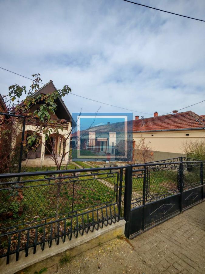 Kuća sa poslovnim prostorom na glavnom putu