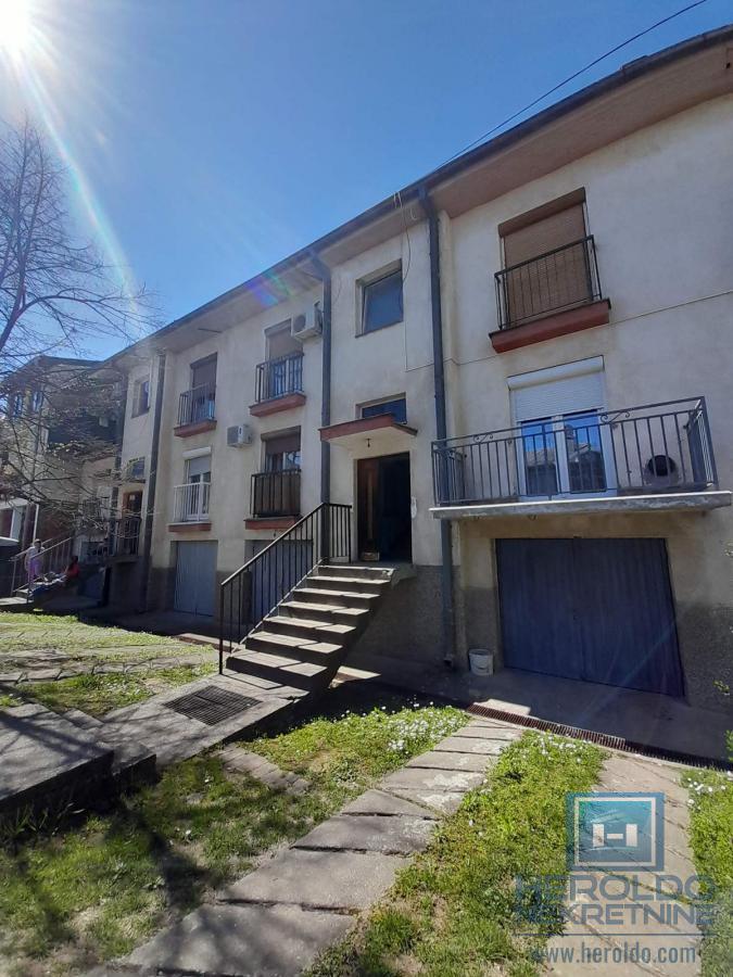 Šarmantan stan sa terasom u naselju Streliste