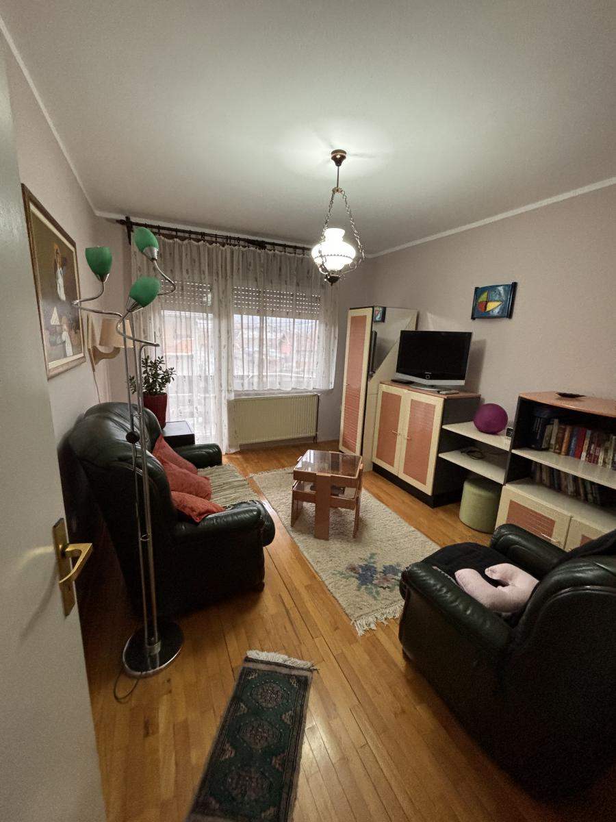 Prostrana porodična kuća sa dva sređena dvorišta i garažom