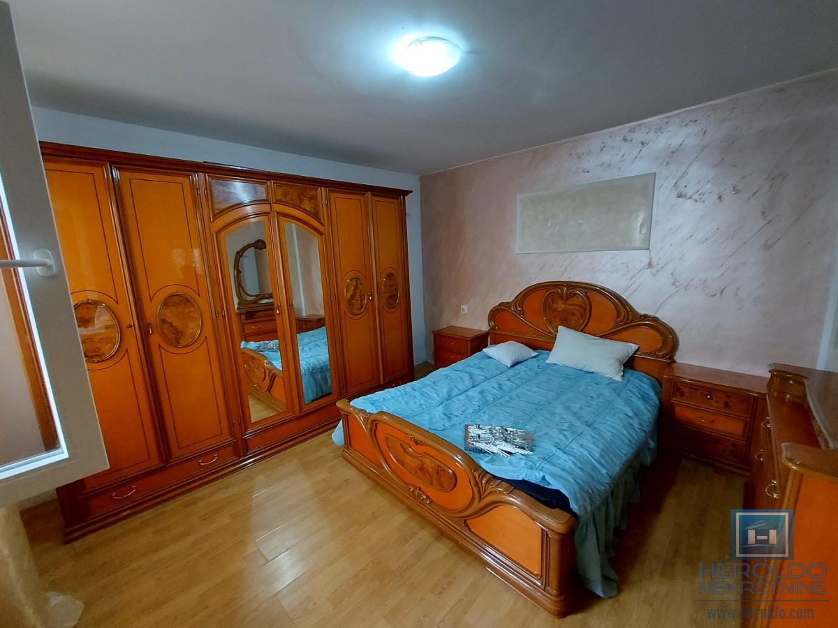 Prostrana kuća za adaptaciju