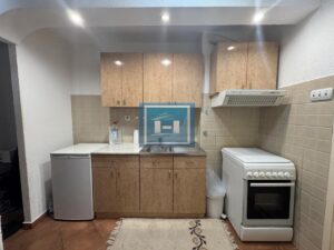 Kompletno renoviran i namešten stan na prvom spratu u centru