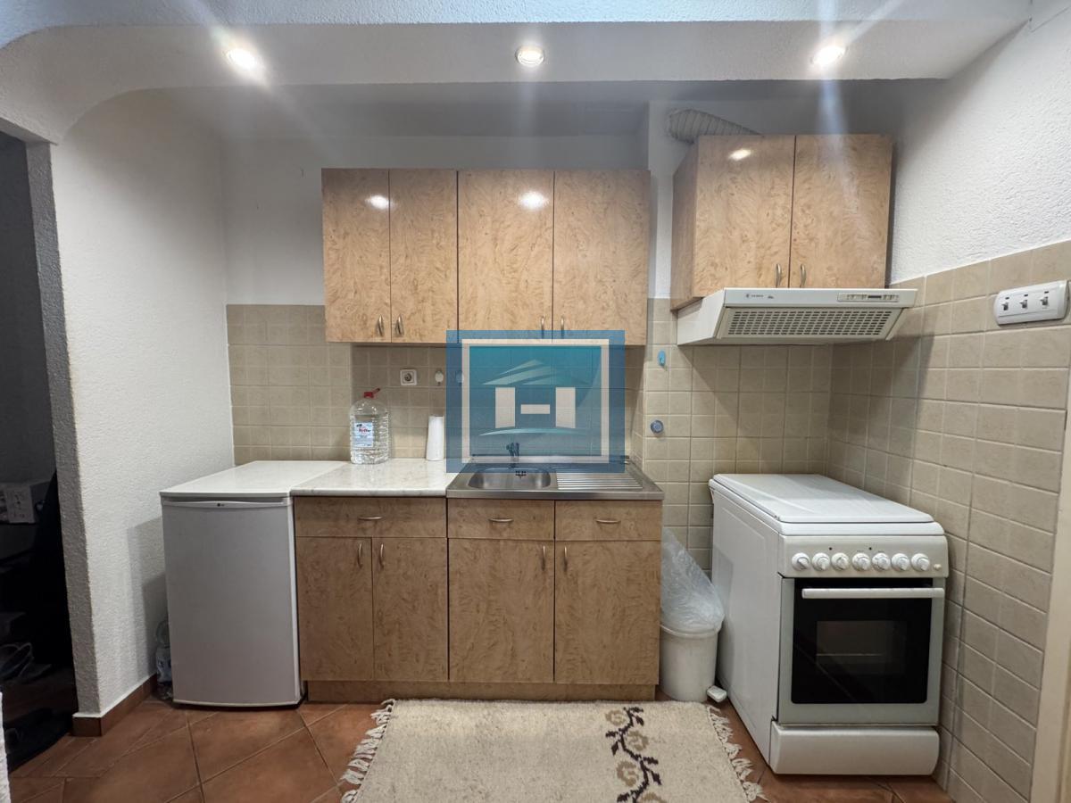 Kompletno renoviran i namešten stan na prvom spratu u centru