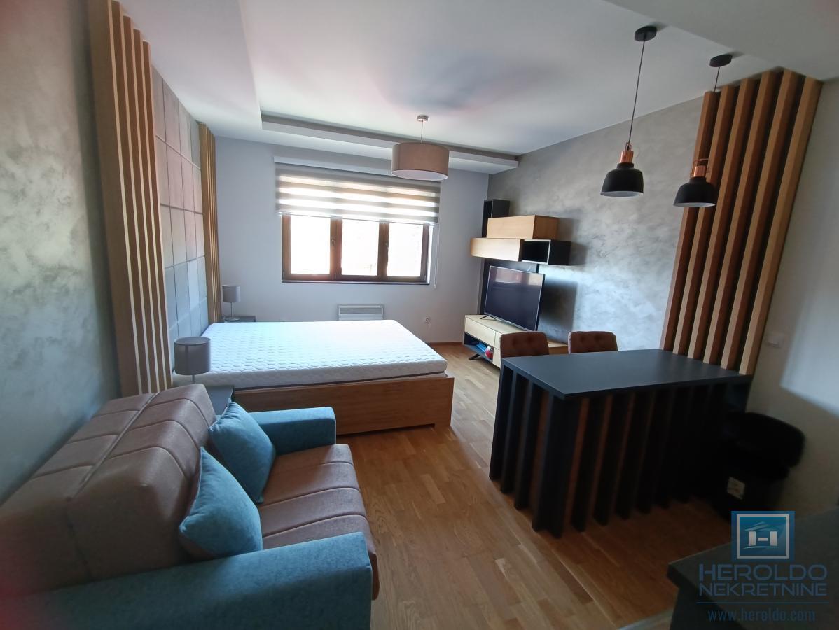 Na prodaju potpuno opremljen apartman na Zlatiboru
