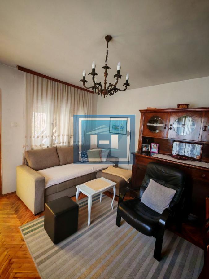 Kuća sa poslovnim prostorom na glavnom putu