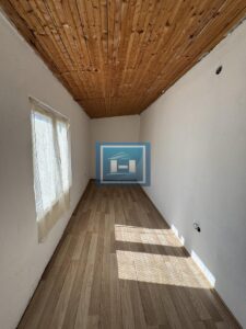 26,27 ARI. KUĆA. POMOĆNI OBJEKTI. I VELIKA MORAVA NA 150 METARA.