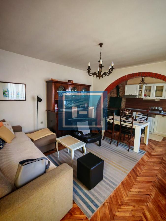 Kuća sa poslovnim prostorom na glavnom putu